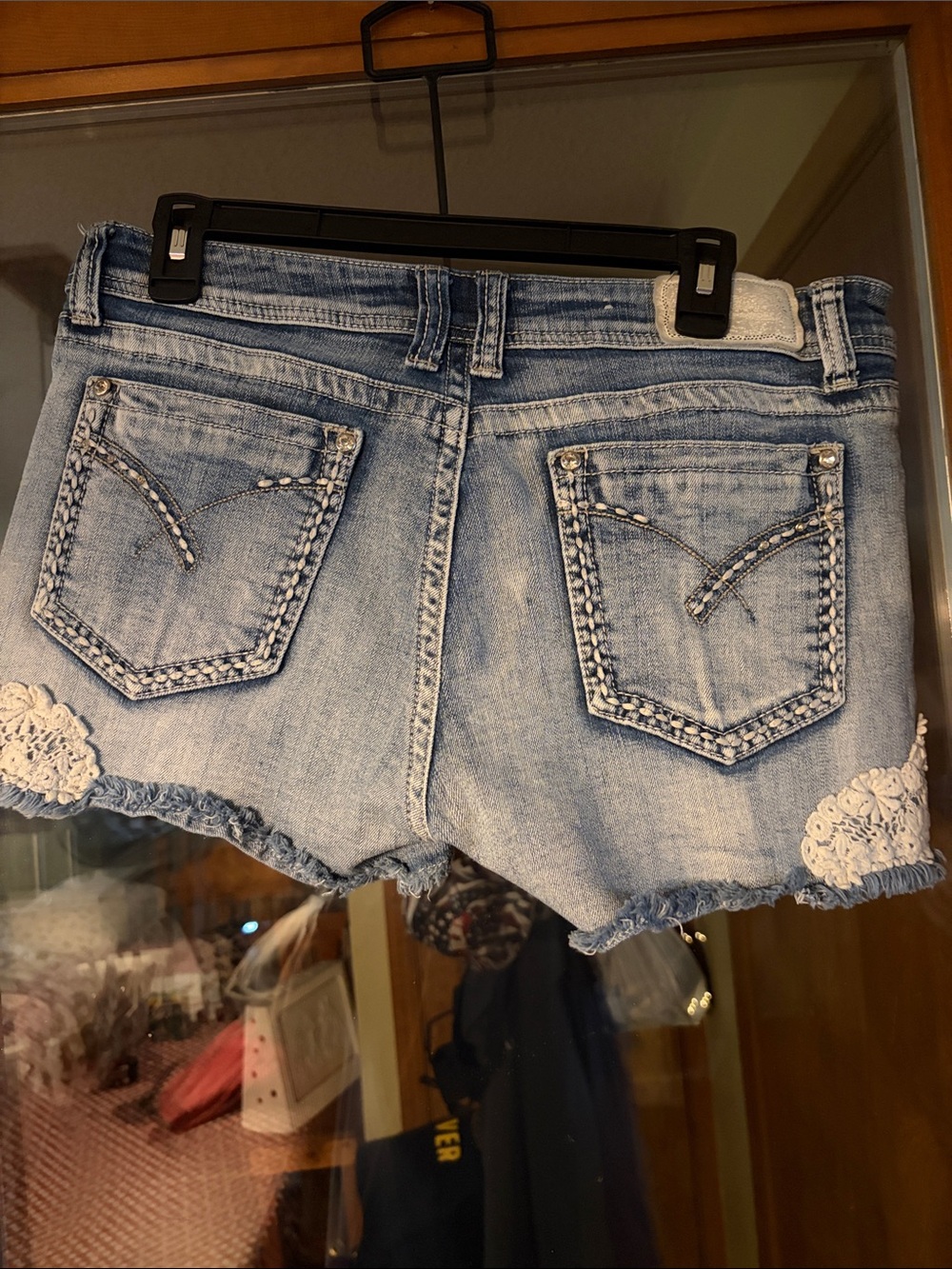 Women’s Super Cute Size 32 Shyanne denim shorts - Picture 3 of 10